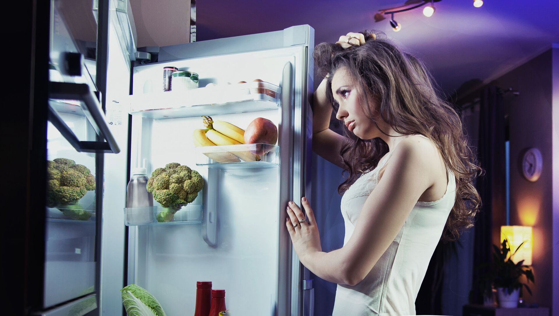 Раздетая мамка у холодильника фото