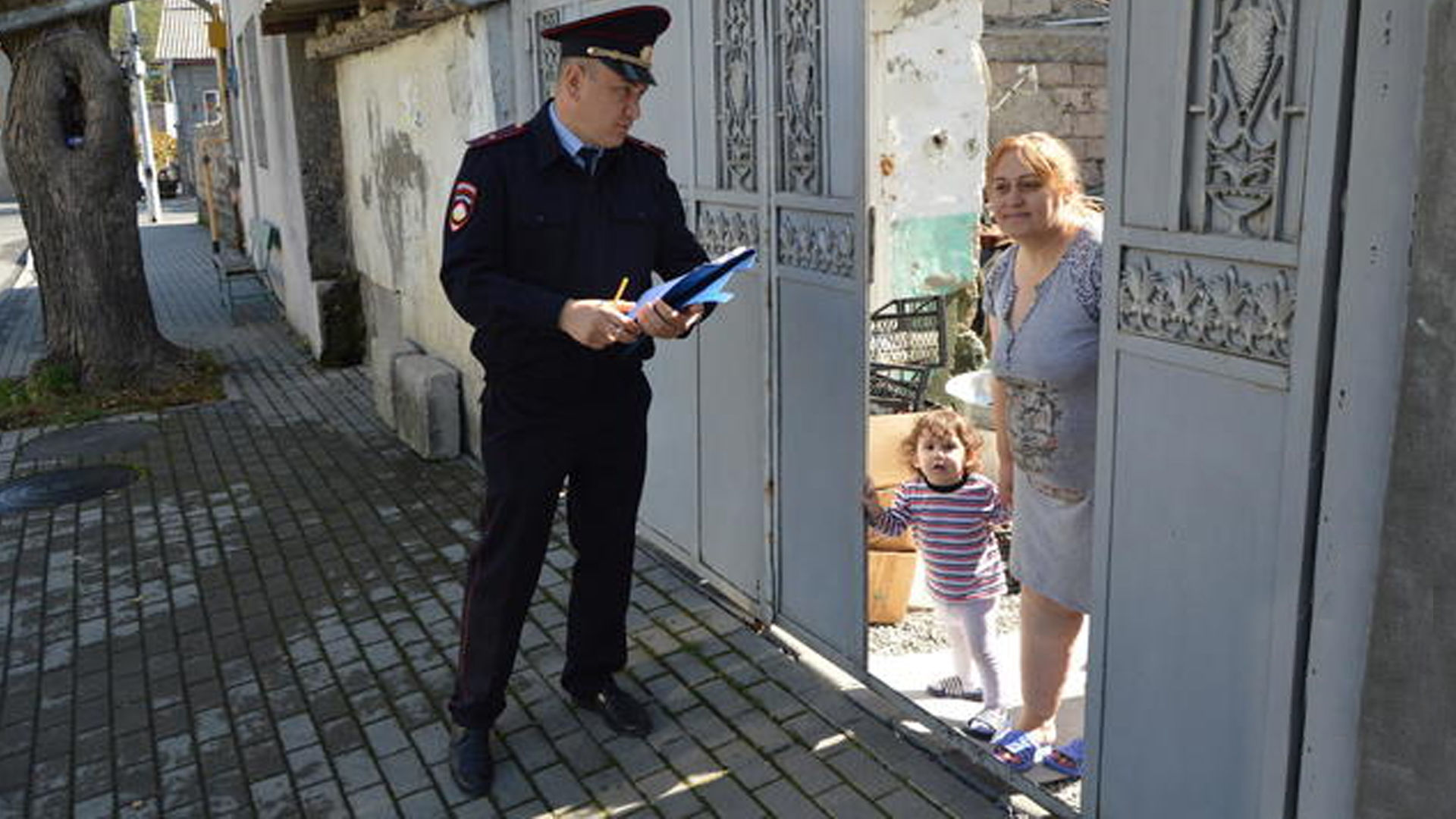 Участковые уполномоченные милиции УВД города Цхинвал проводят поквартирный и подворный обходы Участковые уполномоченные милиции УВД города Цхинвал проводят поквартирный и подворный обходы