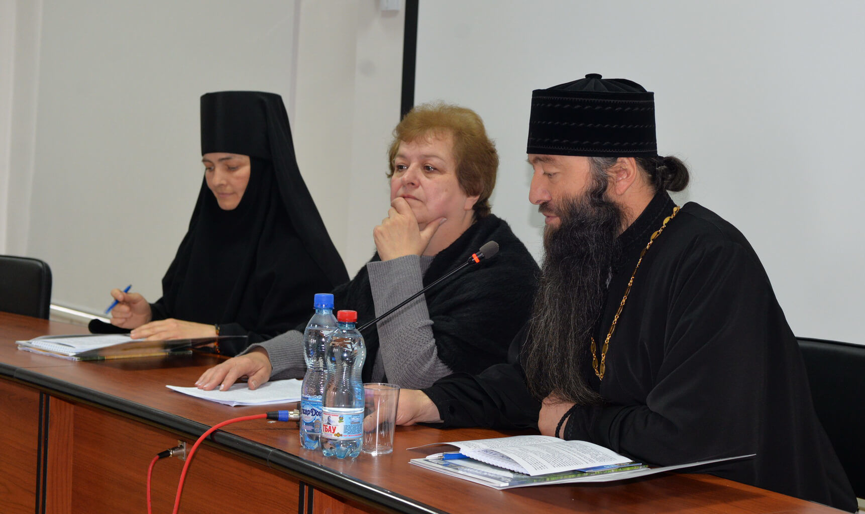 Переводчица Елизавета Кочиева (в центре) Переводчица Елизавета Кочиева (в центре)