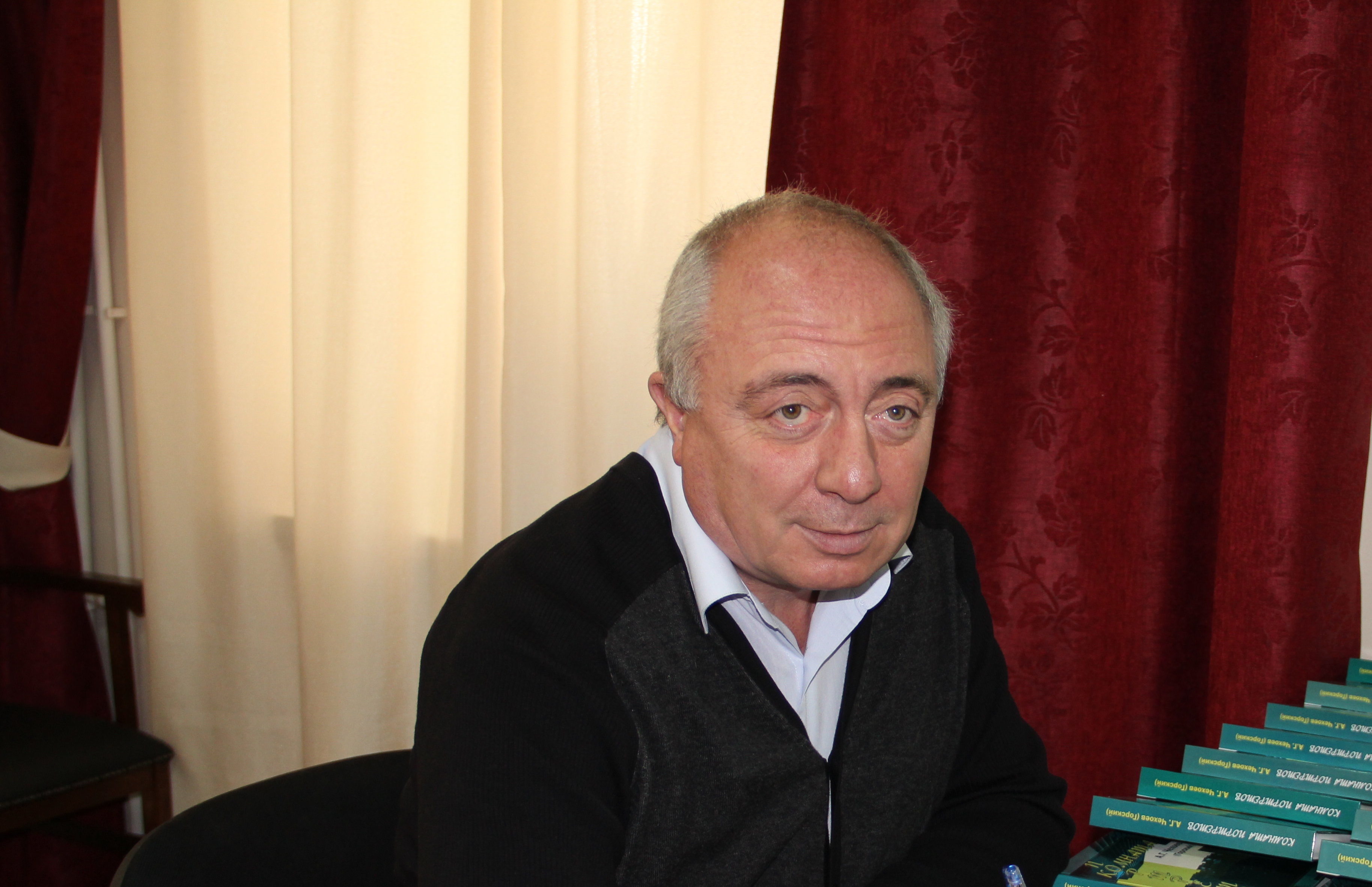 Александр Чехоев-автор книги Комната портретов Александр Чехоев-автор книги Комната портретов