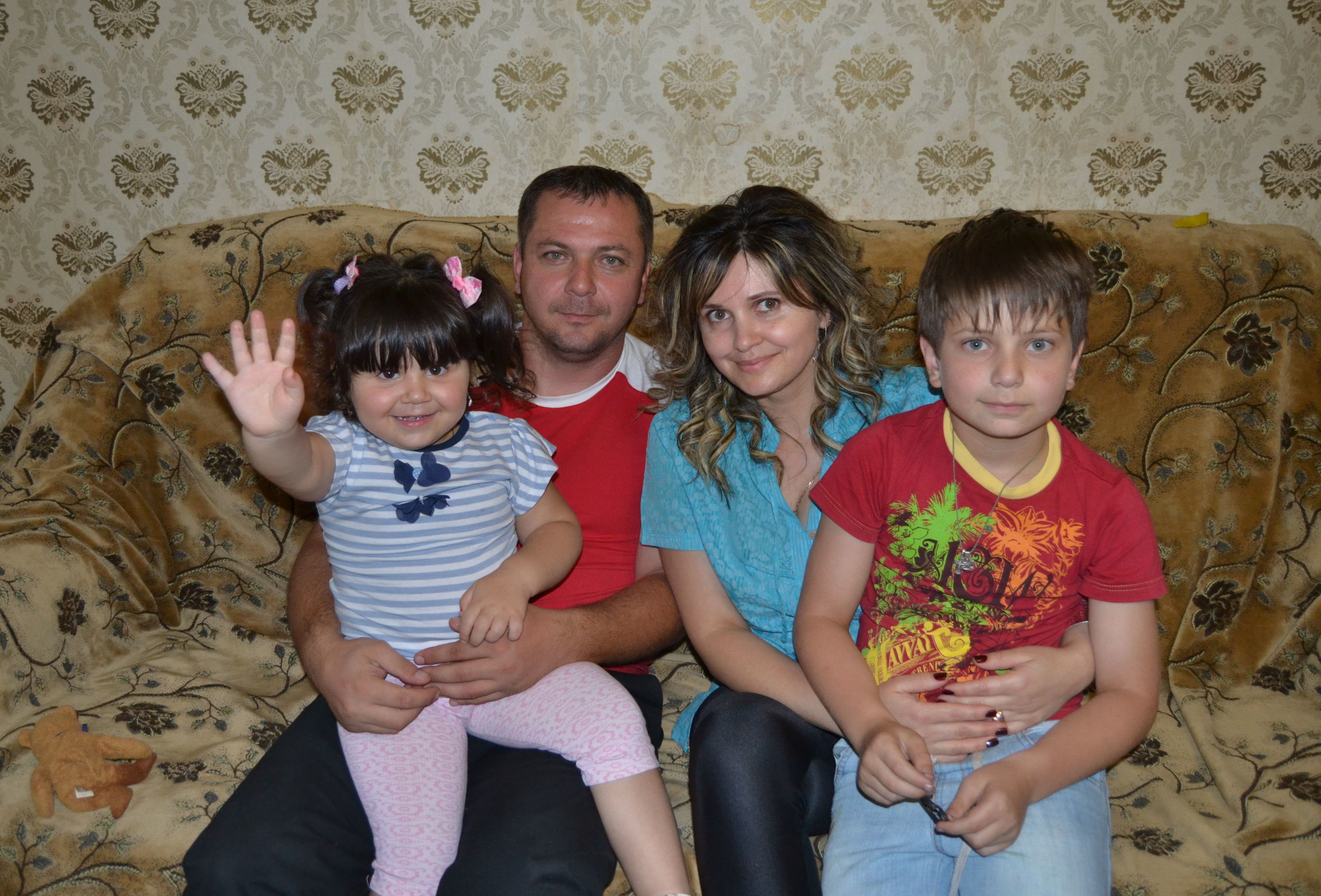 Джони Техов и Карина Гаглоева с детьми Асланом и Машей Джони Техов и Карина Гаглоева с детьми Асланом и Машей