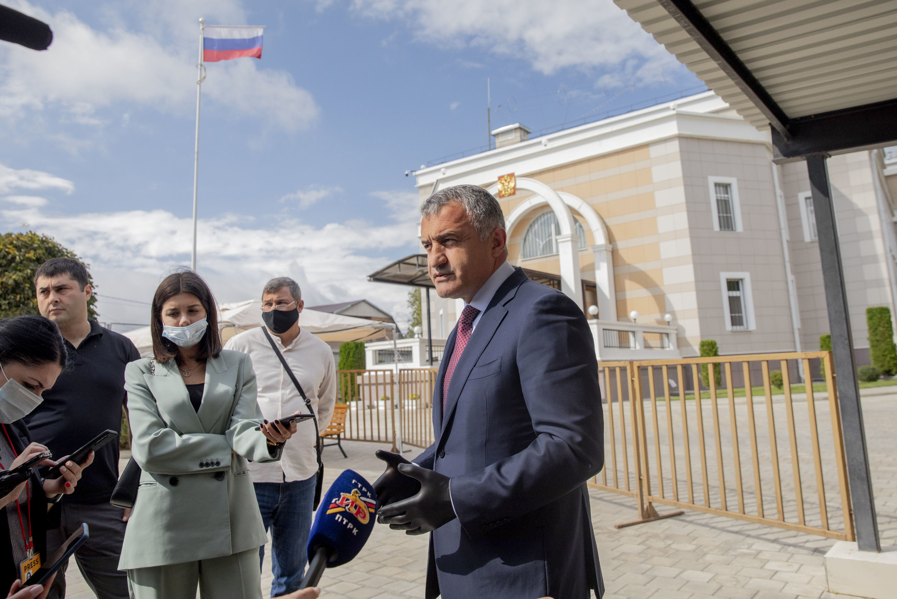 Президент Южной Осетии проголосовал на выборах в Госдуму РФ Президент Южной Осетии проголосовал на выборах в Госдуму РФ