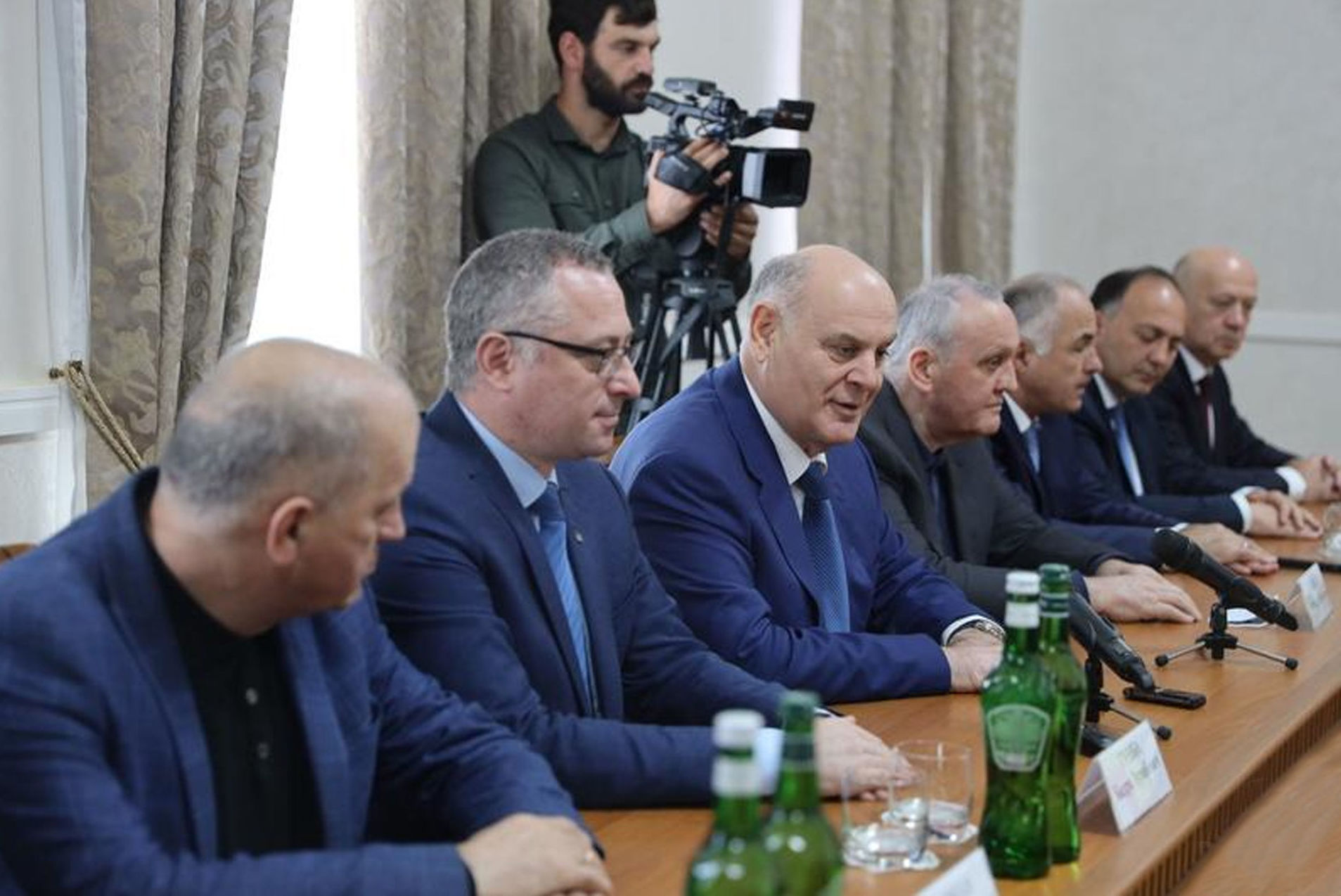 Анатолий Бибилов и Аслан Бжания обсудили вопросы сотрудничества Анатолий Бибилов и Аслан Бжания обсудили вопросы сотрудничества