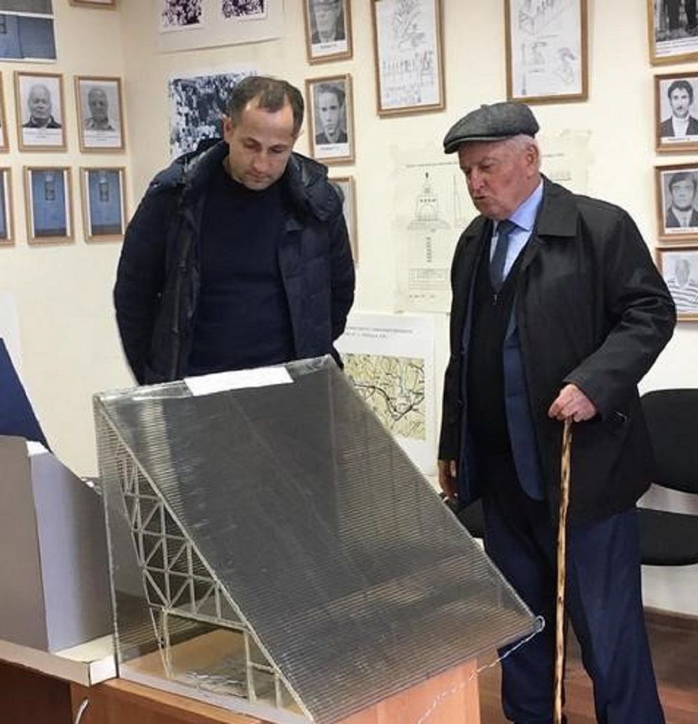 Премьер-министр РЮО Геннадий Бекоев (слева) и проректор СКГМИ Тимур Гудиев в музее Транскама Премьер-министр РЮО Геннадий Бекоев (слева) и проректор СКГМИ Тимур Гудиев в музее Транскама