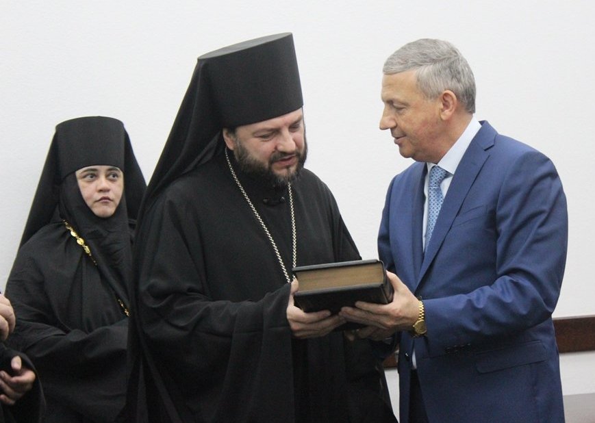 Новый епископ Владикавказский и Аланский Леонид (Горбачев) и врио главы РСО-А Вячеслав Битаров Новый епископ Владикавказский и Аланский Леонид (Горбачев) и врио главы РСО-А Вячеслав Битаров