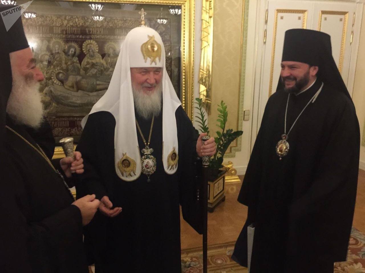 С Патриархом Московским и всея Руси Кириллом и Патриархом Александрийским и всея Африки Феодором II. С Патриархом Московским и всея Руси Кириллом и Патриархом Александрийским и всея Африки Феодором II.