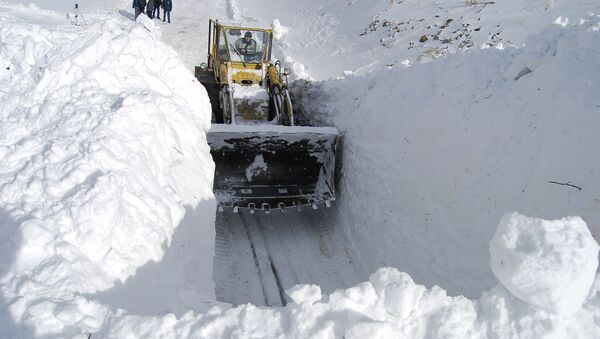Расчистка снежных завалов и принудительный спуск лавин на Транскавказской автомагистрали - Sputnik Хуссар Ирыстон