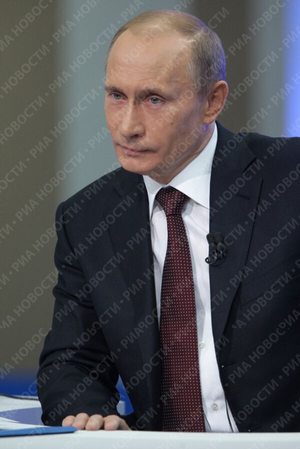 Премьер-министр РФ Владимир Путин отвечает на вопросы россиян в прямом эфире Премьер-министр РФ Владимир Путин отвечает на вопросы россиян в прямом эфире - Sputnik Южная Осетия