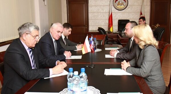 Делегациты сæргълæуджыты йæхимæ райста Хуссар Ирыстоны президент Тыбылты Леонид - Sputnik Хуссар Ирыстон