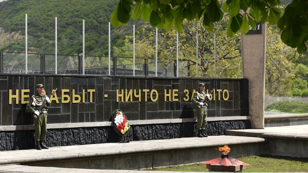 В Цхинвале у Вечного Огня  выставлен почетный караул - Sputnik Южная Осетия