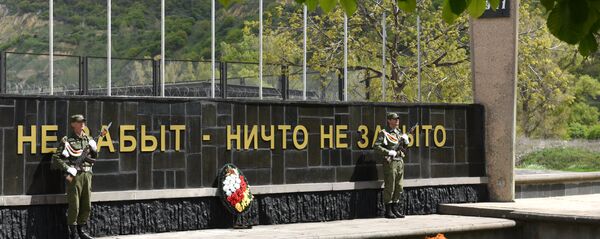 В Цхинвале у Вечного Огня  выставлен почетный караул В Цхинвале у Вечного Огня  выставлен почетный караул - Sputnik Южная Осетия