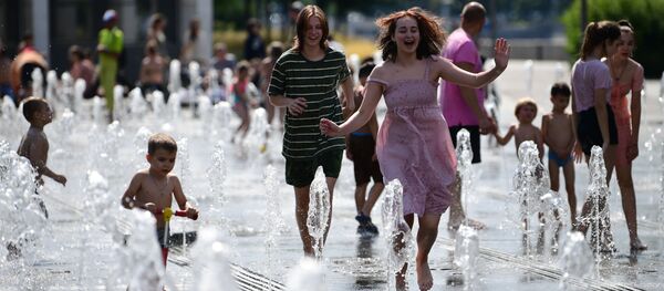 Девушки у фонтана в жаркий день в парке искусств Музеон в Москве Девушки у фонтана в жаркий день в парке искусств Музеон в Москве - Sputnik Южная Осетия