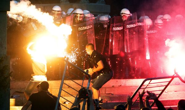 Участники протестов и полицейские в Белграде после введения комендантского часа - Sputnik Южная Осетия