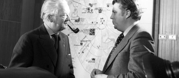 Президент Международного олимпийского комитета лорд Майкл Килланин (слева) и член исполкома МОК, первый заместитель председателя организационного комитета Олимпиада-80 Виталий Смирнов у карты размещения олимпийских сооружений Москвы. Президент Международного олимпийского комитета лорд Майкл Килланин (слева) и член исполкома МОК, первый заместитель председателя организационного комитета Олимпиада-80 Виталий Смирнов у карты размещения олимпийских сооружений Москвы. - Sputnik Южная Осетия