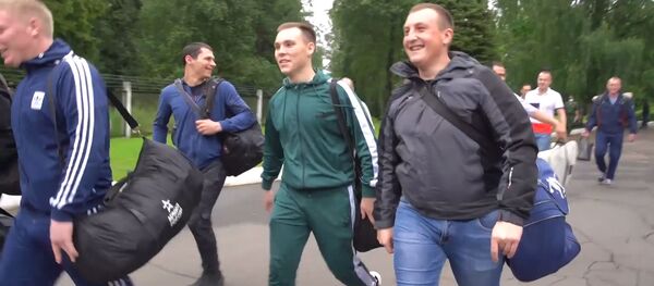 Теперь мы защищены: добровольцы, испытавшие на себе вакцину от коронавируса, выписались из больницы Теперь мы защищены: добровольцы, испытавшие на себе вакцину от коронавируса, выписались из больницы - Sputnik Южная Осетия