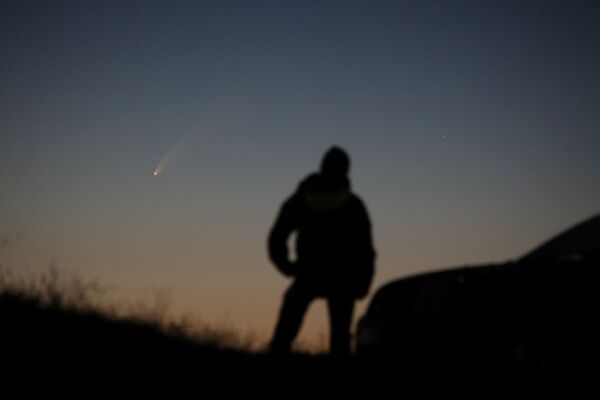 Мужчина наблюдает комету C/2020 F3 над Великобританией - Sputnik Южная Осетия