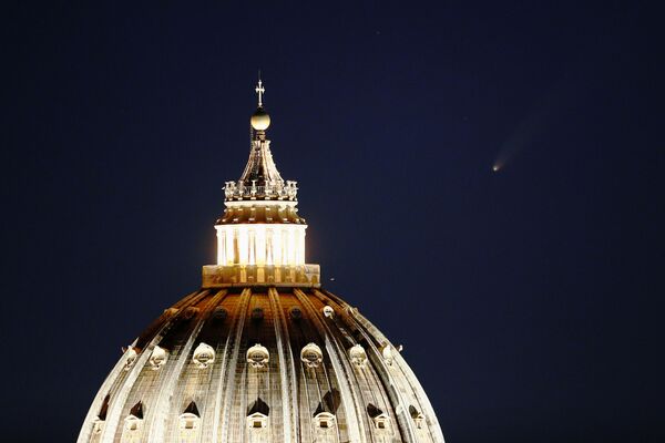 Комета C/2020 F3 в небе над Базиликой Святого Петра в Риме - Sputnik Южная Осетия