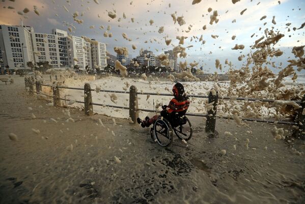 Человек в инвалидной коляске фотографирует морскую пену в Кейптауне - Sputnik Южная Осетия