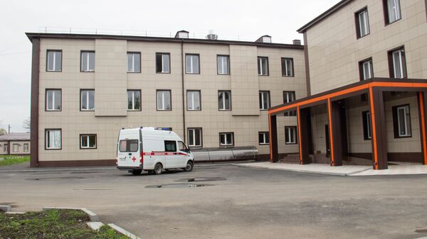 Автомобиль скорой помощи около здания КБСП во Владикавказе - Sputnik Южная Осетия