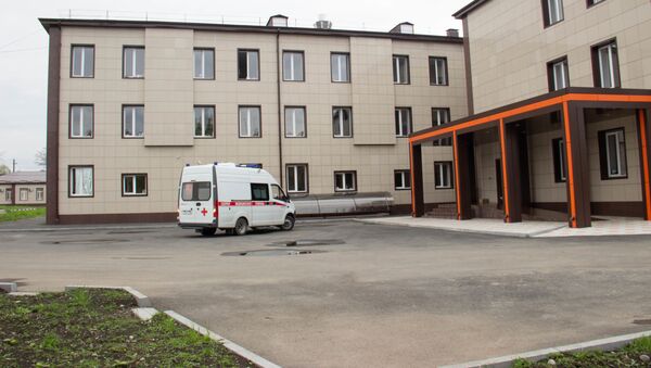 Автомобиль скорой помощи около здания КБСП во Владикавказе - Sputnik Южная Осетия