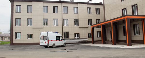 Автомобиль скорой помощи около здания КБСП во Владикавказе - Sputnik Южная Осетия