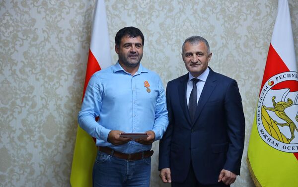 Анатолий Бибилов наградил работников СМИ Южной Осетии  - Sputnik Южная Осетия