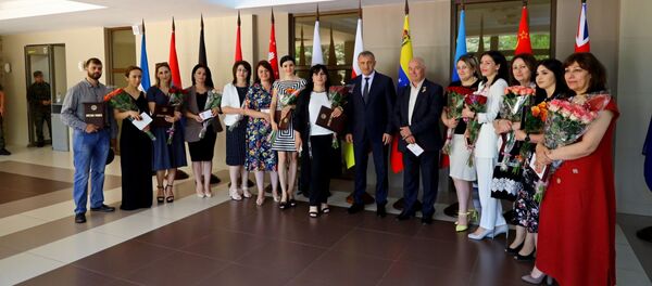 Анатолий Бибилов наградил работников СМИ Южной Осетии Анатолий Бибилов наградил работников СМИ Южной Осетии - Sputnik Южная Осетия