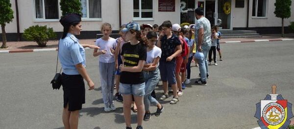 Сотрудники милиции следят за безопасностью детей в летних лагерях - Sputnik Южная Осетия