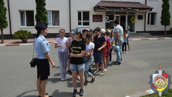 Сотрудники милиции следят за безопасностью детей в летних лагерях - Sputnik Южная Осетия