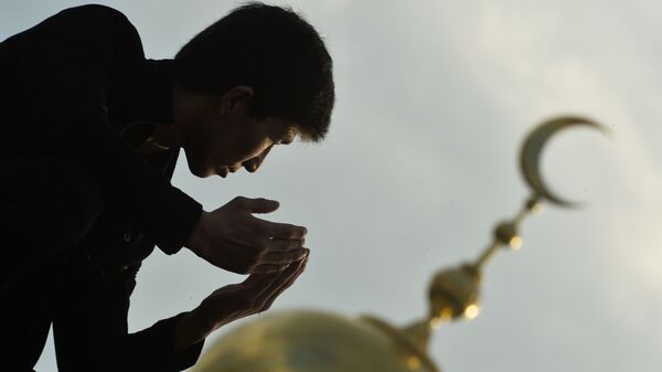 Мусульмане в день праздника жертвоприношения Курбан Байрам у Московской Соборной мечети - Sputnik Южная Осетия