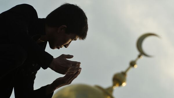Мусульмане в день праздника жертвоприношения Курбан-Байрам у Московской Соборной мечети - Sputnik Южная Осетия