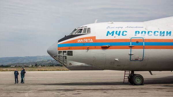 Самолет МЧС России с грузом гуманитарной помощи на борту прибыл в аэропорт Латакии - Sputnik Южная Осетия