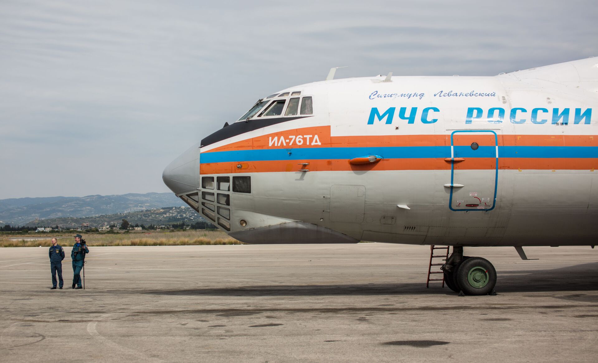 Самолет МЧС России с грузом гуманитарной помощи на борту прибыл в аэропорт Латакии - Sputnik Южная Осетия, 1920, 28.02.2023