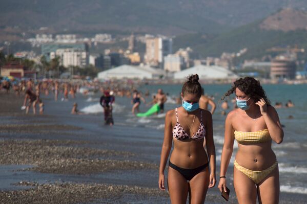 Девушки в защитных масках на пляже Мизерикордия в Малаге, Испания  - Sputnik Южная Осетия