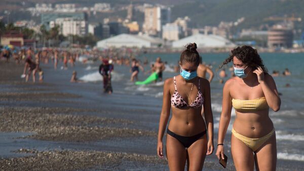 Девушки в защитных масках на пляже Мизерикордия в Малаге, Испания  - Sputnik Южная Осетия
