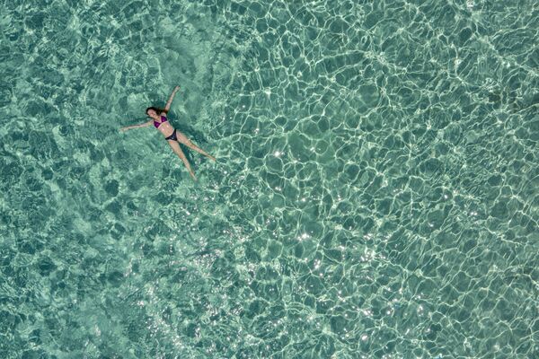 Девушка в море у острова Криси близ Крита, Греция - Sputnik Южная Осетия
