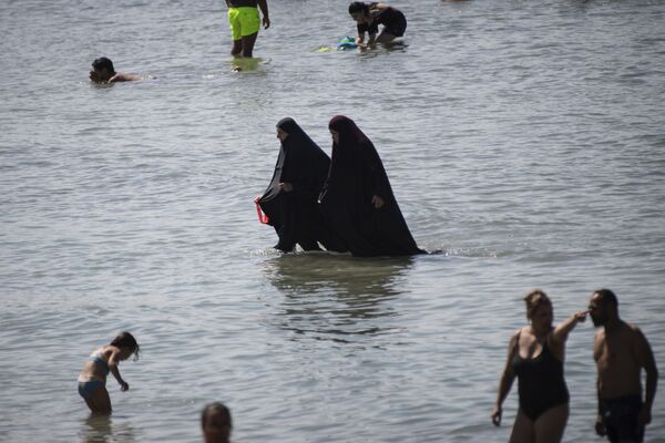 Мусульманки в чадре купаются в море на пляже в Марселе, Франция  - Sputnik Южная Осетия