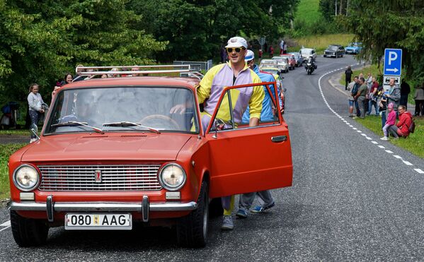 Участники юбилейного парада автомобилей Lada в Эстонии - Sputnik Южная Осетия