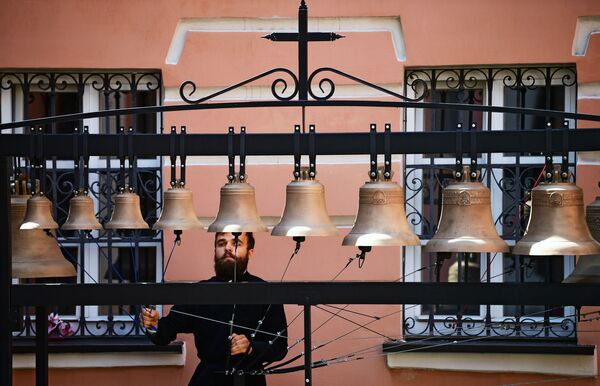 Звонарь Иван Привалов звонит в колокола в церкви Иоанна Богослова в Москве - Sputnik Южная Осетия