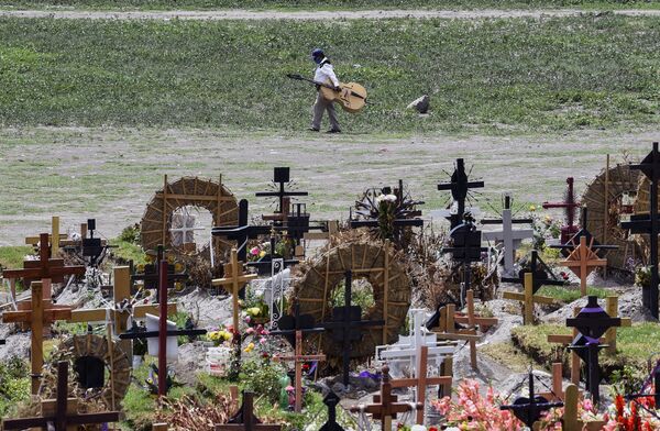 Родственник умершего от коронавируса на кладбище муципалитета Валье-де-Чалько-Солидаридад в Мексике - Sputnik Южная Осетия