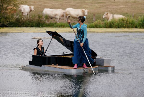 Музыканты во время выступления на воде в рамках репетиции к шоу Melting Flotte в Рикбуре, Франция - Sputnik Южная Осетия