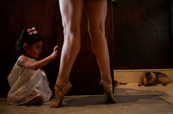 Балерина со своей дочерью во время онлайн-тренировки труппы Ballet de Monterrey в мексиканском городе Монтеррей - Sputnik Южная Осетия