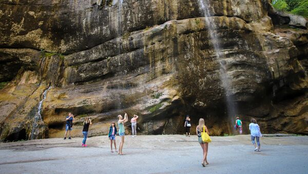 Туристы около Чегемских водопадов в Кабардино-Балкарии - Sputnik Южная Осетия