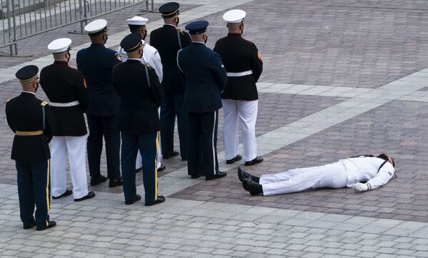 Офицер почетного караула потерял сознание от жары во время церемонии в Капитолии, Вашингтон - Sputnik Южная Осетия