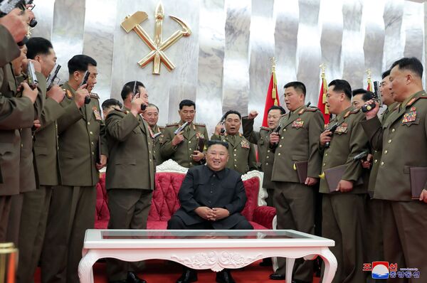 Ким Чен Ын позирует после вручения памятных пистолетов офицерам ВС КНДР - Sputnik Южная Осетия