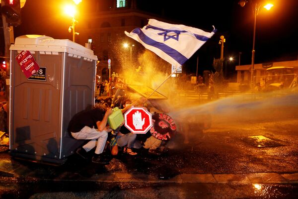 Полиция использует водяные пушки во время акции протеста против Биньямина Нетаньяху в Иерусалиме - Sputnik Южная Осетия
