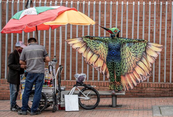 Человек в костюме колибри во время акции, призывающей соблюдать меры безопасности во время эпидемии коронавируса, Богота - Sputnik Южная Осетия