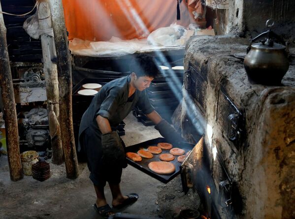 Мужчина готовит печенье для праздника Гуран байрам в Кабуле, Афганистан - Sputnik Южная Осетия