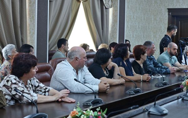 Встреча Анатолия Бибилова с владельцами нуждающихся в восстановлении частных домов  - Sputnik Южная Осетия
