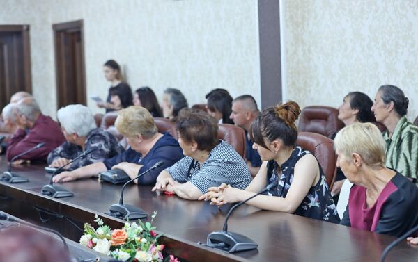 Встреча Анатолия Бибилова с владельцами нуждающихся в восстановлении частных домов  - Sputnik Южная Осетия
